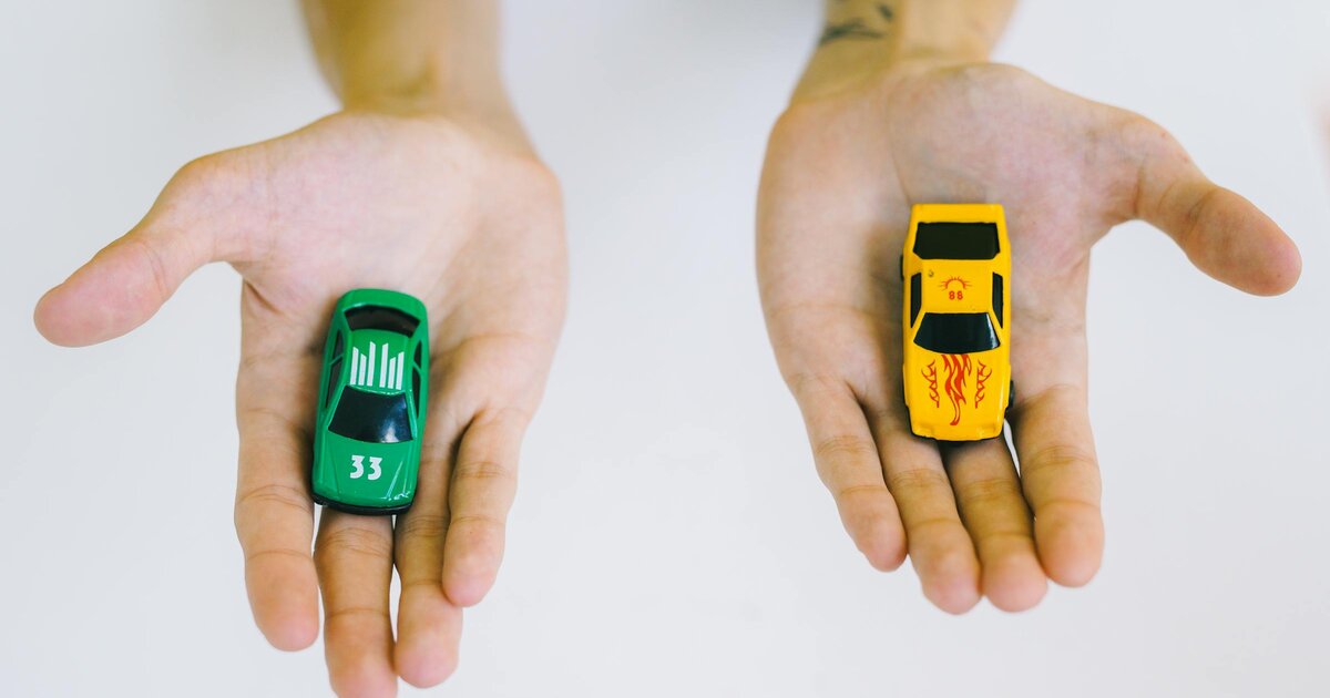 Logos OLX, iCarros e Webmotors sobre painel de gráficos comparativos